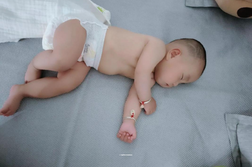 文昌三个月宝宝抬头不稳